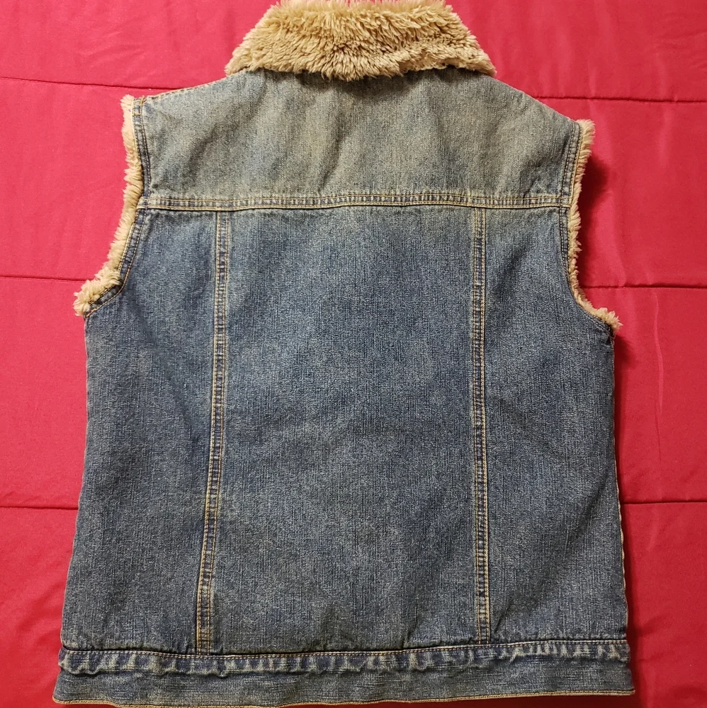Sleeveless jean jacket with warm lining.